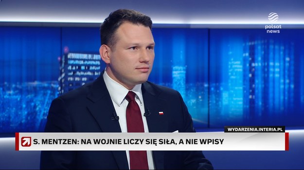 Zdaniem kandydata Konfederacji na prezydenta RP podczas rozmowy z Donaldem Trumpem, Wołodymyr Zełenski "miał obowiązek zachować zimną krew i nie dać się wyprowadzić z równowagi", co mu się nie udało. - Ewidentnie Trump z Vance'em troszeczkę go prowokowali i niestety swój cel osiągnęli. Zełenski nie wytrzymał. To była jego porażka - ocenił. Pytany o to, czy obserwujemy właśnie przełom w relacjach międzynarodowych, Sławomir Mentzen stwierdził, że "warunki zawsze dyktowali silni". - Europa musi dorosnąć. Politycy z Europy muszą zrozumieć, że na wojnie liczy się siła, a nie tweety, czy pisanie kredkami na chodniku - zaznaczył. Polityk zwrócił przy tym uwagę, że elity europejskie rozbroiły Europę i obecnie "zajmują się głupotami", w tym m.in. "walką z dwutlenkiem węgla i cenzurowaniem wolności słowa". - Rosja postąpiła okropnie i napadła na Ukrainę, bo mogła. Bo Europa jest taka słaba - podkreślił. Jednocześnie wyraził przekonanie, że bez USA Ukraina nie zostanie obroniona. Jego zdaniem, Trump musiał "nagiąć Zełenskiego", co już zrobił, a teraz powinien jeszcze nagiąć Putina, zmuszając go do zgody na stawiane warunki.