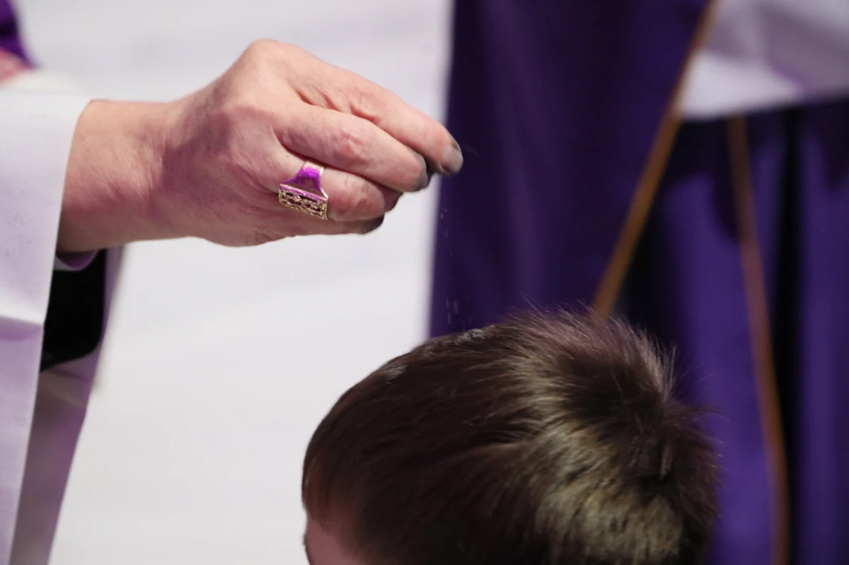 Środa Popielcowa tradycyjnie rozpoczyna w Kościele katolickim 40-dniowy czas Wielkiego Postu. Tego dnia w czasie liturgii odbywa się obrzęd posypania głów popiołem na znak nawrócenia i pokuty.