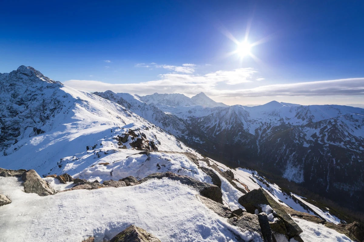 W Tatrach dramatycznie brakuje śniegu. Na Kasprowym Wierchu ani razu nie zanotowano tej zimy nawet metrowej pokrywy śnieżnej, co jest ewenementem - informują synoptycy. Dane Instytutu Meteorologii i Gospodarki Wodnej pokazują, że wartości są znacznie poniżej wieloletnich norm klimatycznych. 