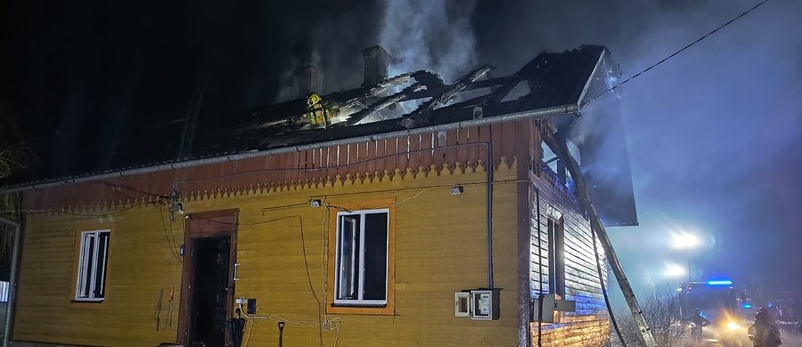 Dwie osoby zginęły a jedna trafiła do szpitala po pożarze domu jednorodzinnego w Brzozowie na Podkarpaciu. Strażacy zostali wezwali do pożaru w nocy z wtorku na środę.