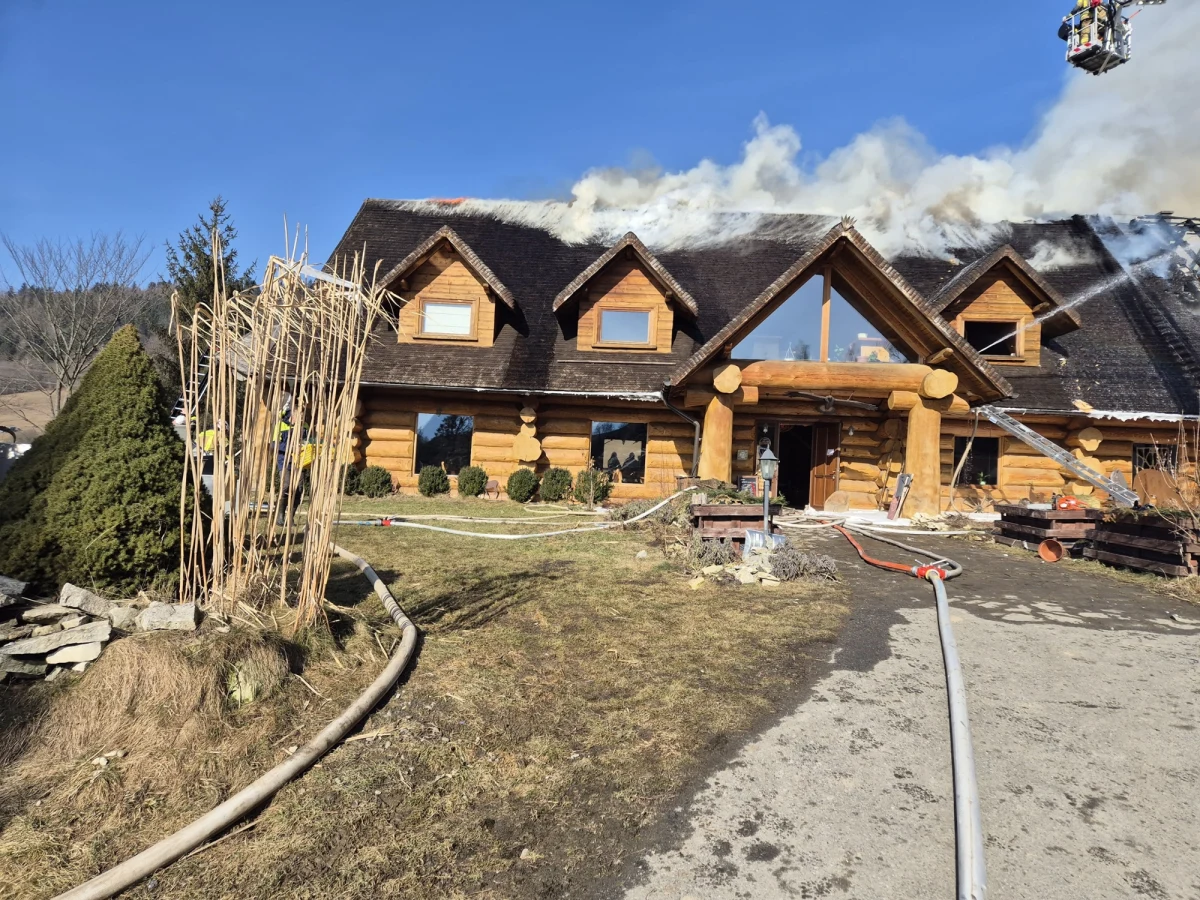 Prawie stu strażaków walczyło z pożarem restauracji Wilcza Jama w Smolniku w powiecie bieszczadzkim. Po godz. 12.00 poinformowano, że sytuacja jest opanowana. Nie ma informacji o osobach poszkodowanych. 