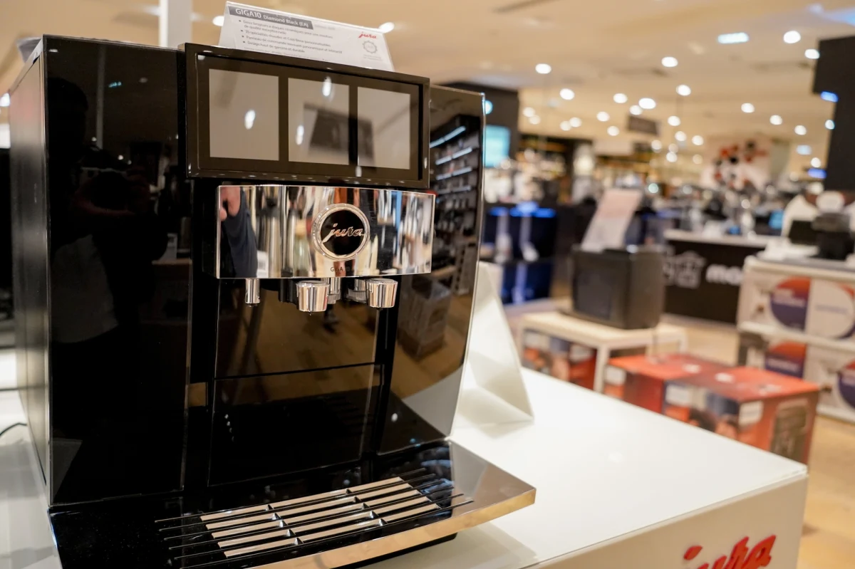 Urząd Ochrony Konsumentów i Konkurencji wykrył zmowę cenową dotyczącą sprzedaży ekspresów do kawy. Prezes UOKiK nałożył w sumie 66 mln zł kar na Jura Poland i właścicieli sklepów Media Markt, Media Ekspert oraz RTV Euro AGD. Niedozwolone porozumienie trwało co najmniej od lipca 2013 do listopada 2022 r. 