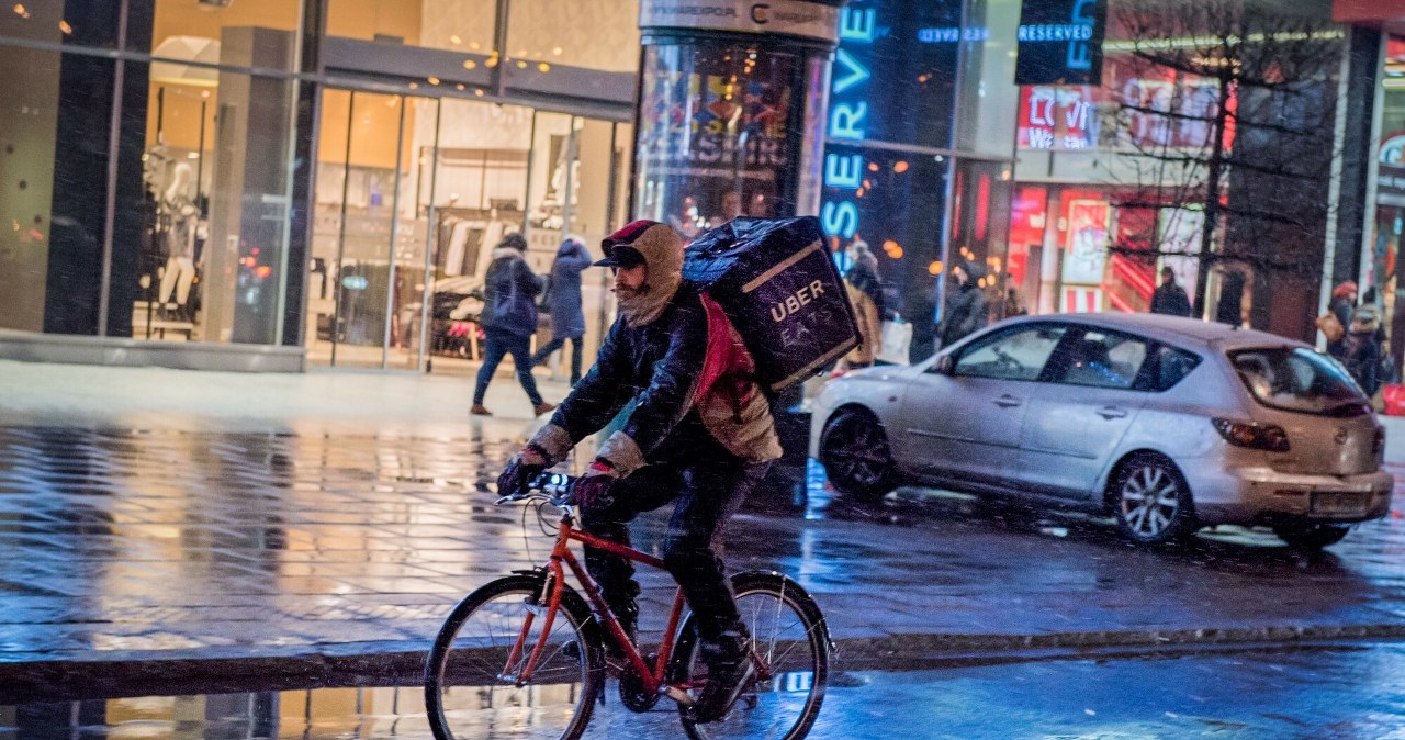 Nowe przepisy a praca dla dostawców jedzenia. Zniknie choćby 41 proc. zleceń