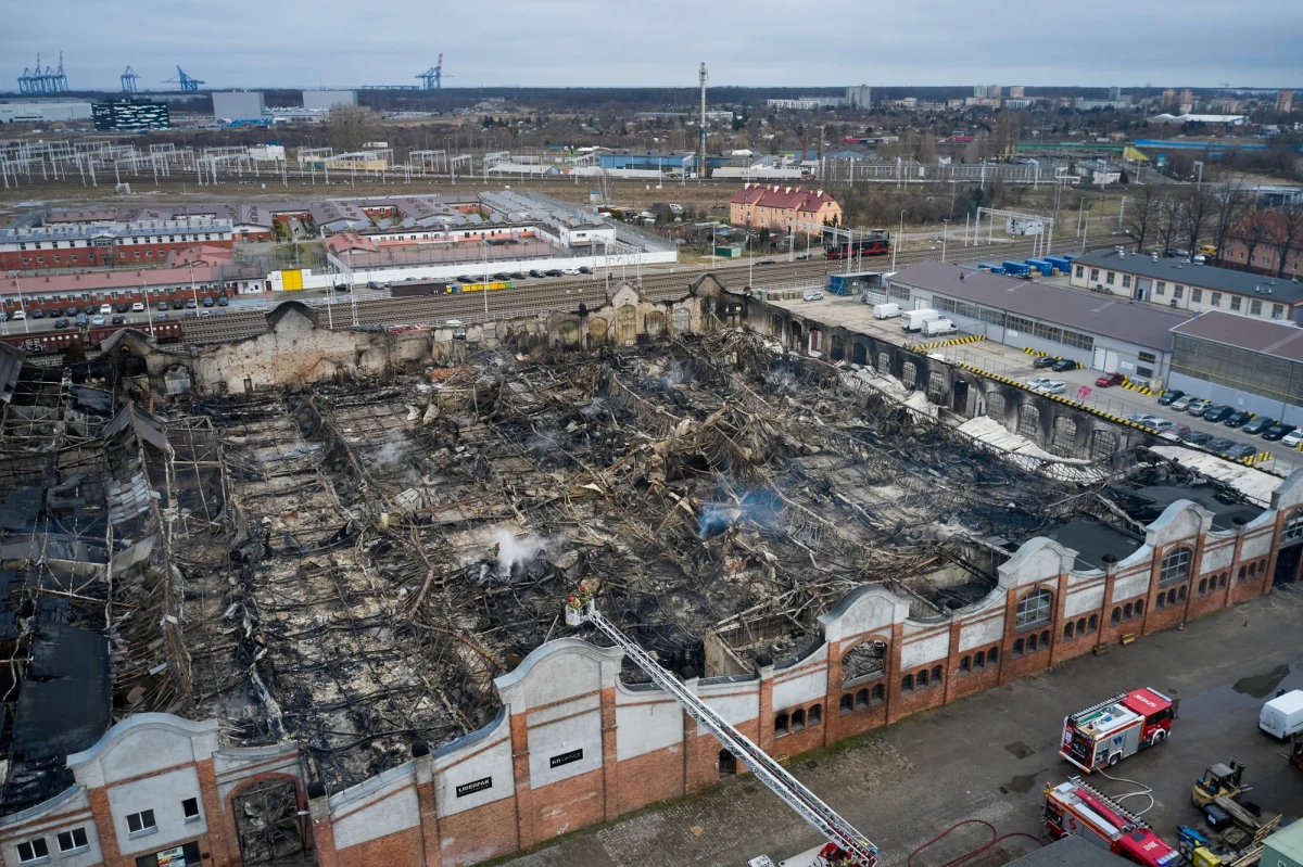 Służby zakończyły prace na terenie pogorzeliska hali magazynowej na Przeróbce w Gdańsku. W środę mija miesiąc od wybuchu pożaru. Teren został przekazany właścicielowi. Jak nieoficjalnie ustalił reporter RMF FM, jedna z hipotez zakłada, że ogień pojawił się w laboratorium, w którym produkowano narkotyki.