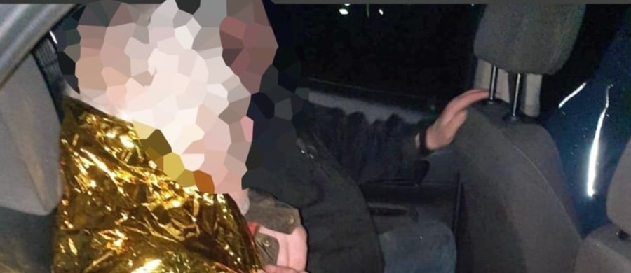 Kilkudziesięciu policjantów z Ostrołęki (Mazowieckie) szukało w nocy 80-latka. Odnaleźli go na łące - wyziębionego i wyczerpanego. Okazało się, że senior przewrócił się i nie mógł wstać. W taki sposób spędził kilkanaście godzin.