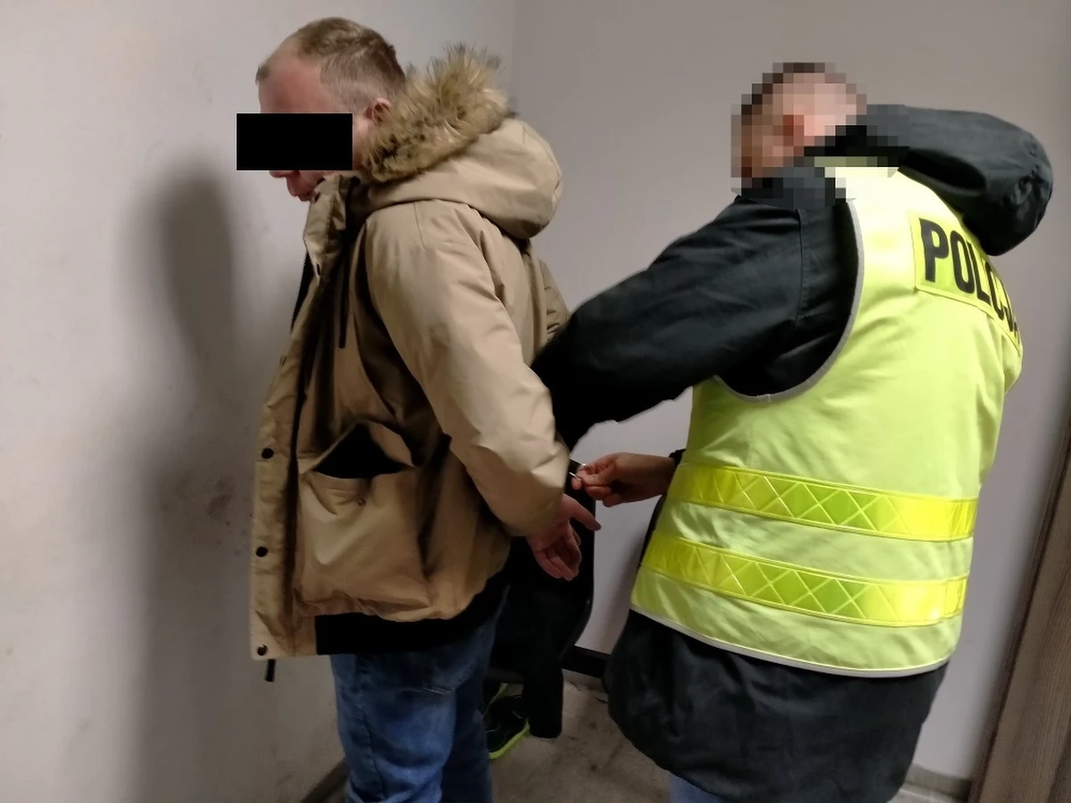 Za znieważenie ratownika medycznego odpowie 41-latek zatrzymany przez policjantów z warszawskiego Targówka. Ponieważ zrobił to nie pierwszy raz, kara może być surowsza  niż sam przypuszczał.   