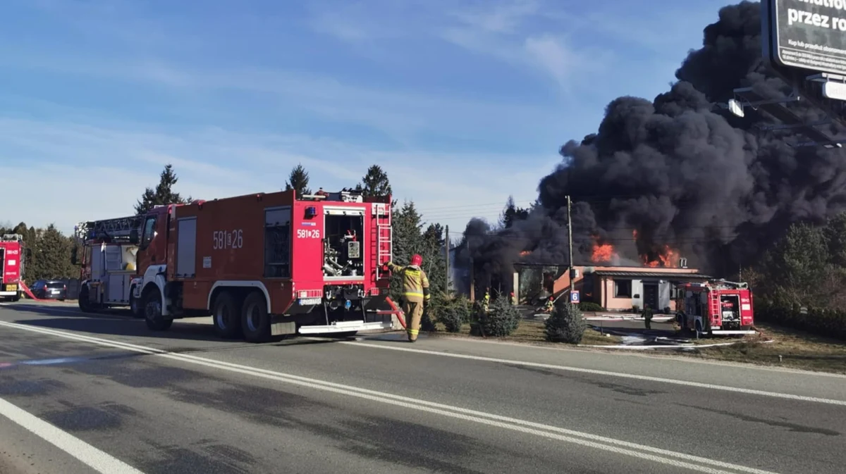 Straż pożarna w Łodzi poinformowała, że po pięciu godzinach akcji zakończyło się gaszenie pożaru rozlewni rozcieńczalników w Słowiku koło Zgierza w Łódzkiem. Droga krajowa 91 między Emilią i Ozorkowem jest już przejezdna.