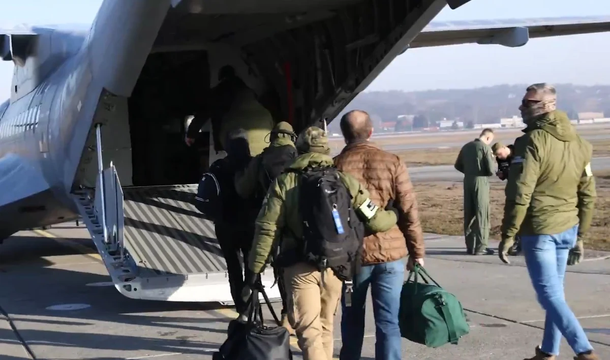 "Deportacje ruszyły. Skutecznie rozbijamy gruzińskie gangi. Nie słowa, a czyny" - napisał na platformie X premier Donald Tusk. Rzecznik straży granicznej poinformował, że w środę z Polski deportowano 17 obywateli Gruzji.