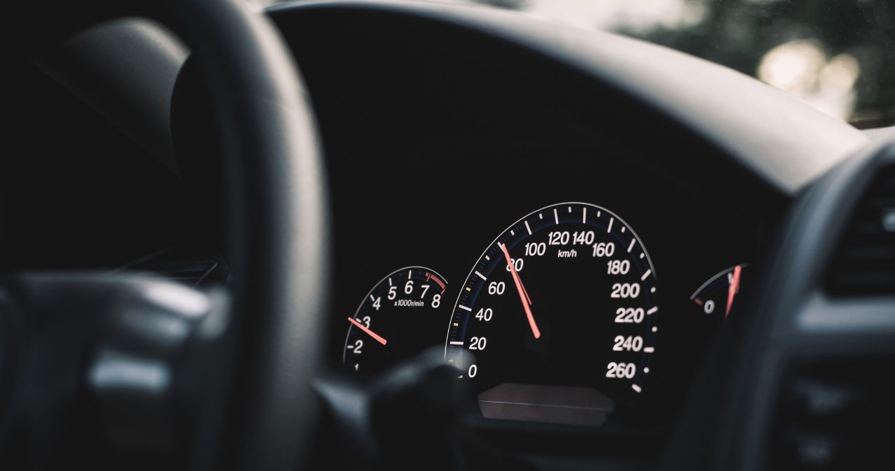 Koniec z wyścigami spod świateł. Nowe prawo zablokuje osiągi w autach