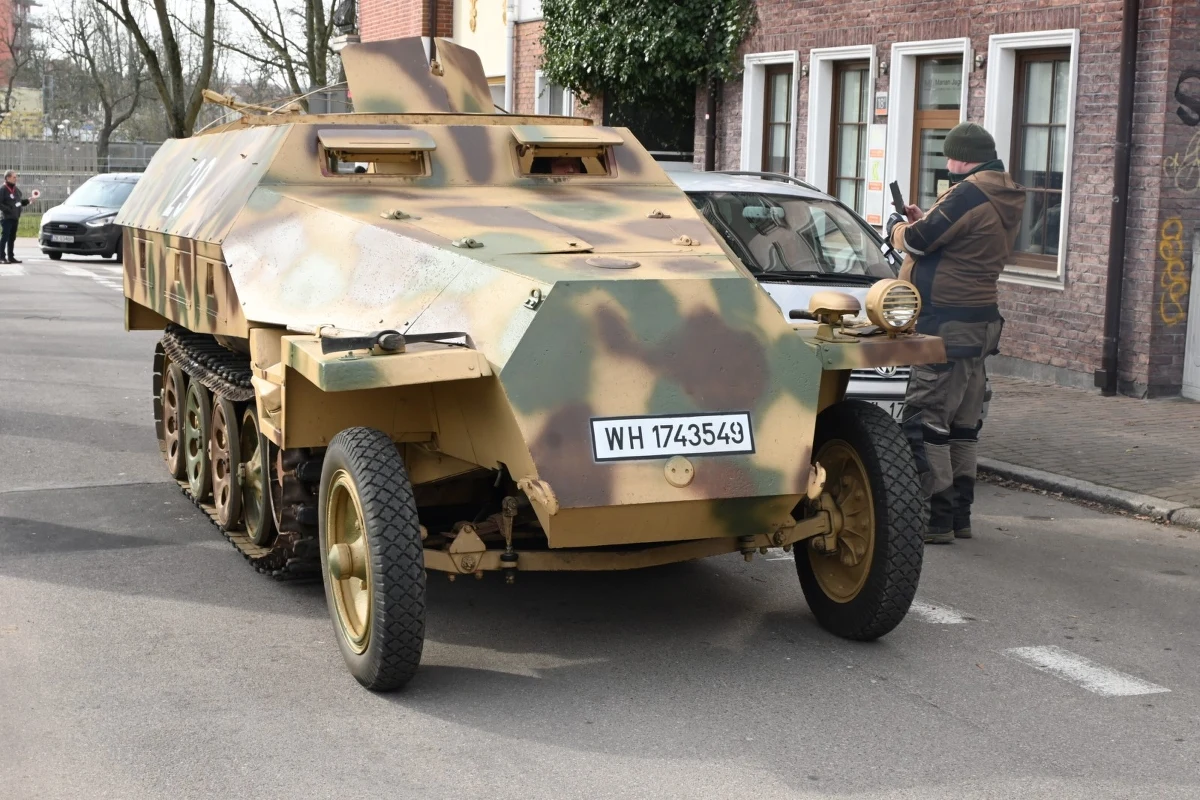 ​Po zimowej przerwie do Muzeum Oręża Polskiego w Kołobrzegu wrócił niemiecki półgąsienicowy opancerzony transporter piechoty "Rosi". Mimo lat na koncie, "Rosi" nadal jeździ. Pojazd będzie można podziwiać podczas obchodów 80. rocznicy walk o Kołobrzeg i zaślubin Polski z morzem.