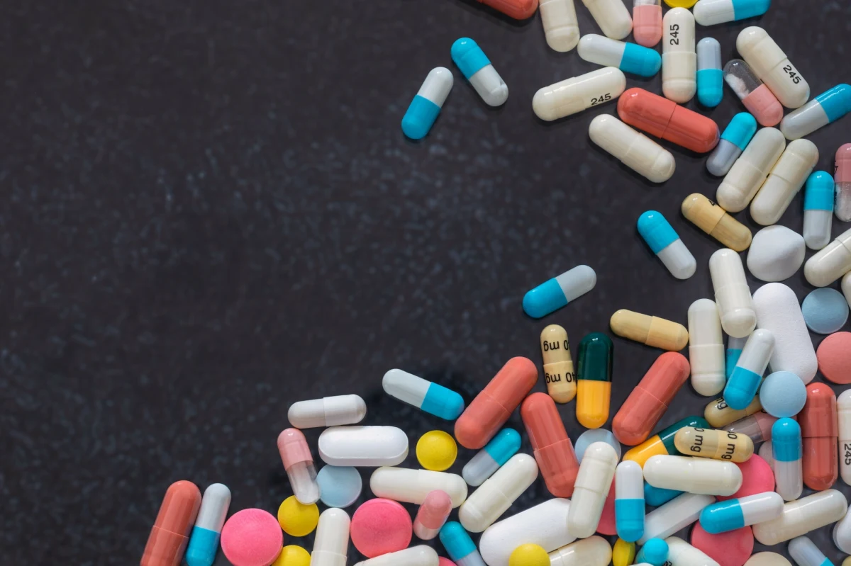 Siedem osób, w tym dwóch lekarzy psychiatrów z woj. podkarpackiego, odpowie przed sądem w Tarnowie (Małopolska) za oszustwa na szkodę Narodowego Funduszu Zdrowia przy wystawianiu recept na leki opioidowe, a także za nielegalny handel nimi. Akt oskarżenia w tej sprawie prokuratura wysłała do sądu.