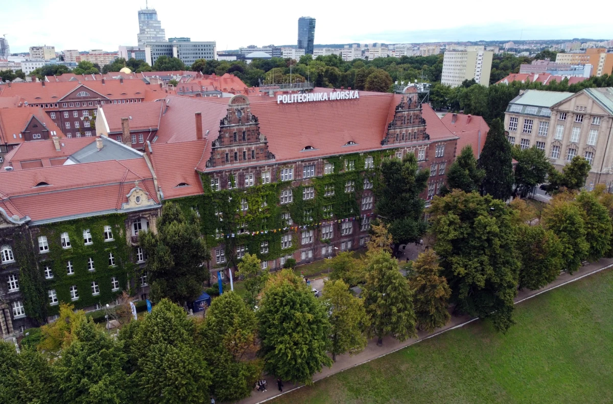 Politechnika Morska w Szczecinie uruchomiła właśnie program lojalnościowy dla studentów. Za nagranie filmu, udzielenie korepetycji lub przebranie się za Micha - maskotkę uczelni - można wygrać atrakcyjne nagrody. Studenci już mogą zbierać punkty, a do zdobycia nawet studencki święty Graal - jednoosobowy pokój w akademiku.