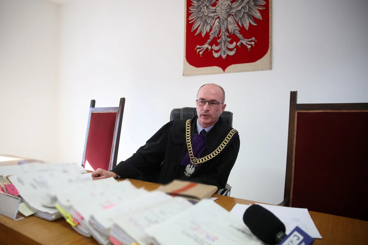 Przed Sądem Rejonowym w Bochni (Małopolskie) rozpoczął się proces Emilii Sz. Kobieta działająca w sieci pod pseudonimem "Mała Emi" jest oskarżona o zniesławienie krakowskiego sędziego Waldemara Żurka.

