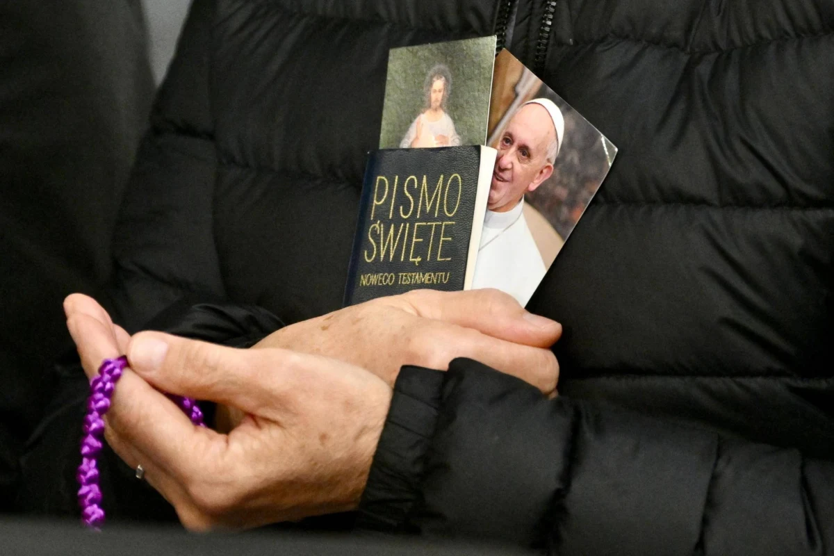 "W doświadczeniu choroby i cierpienia można dotknąć kruchości życia. Bez nadziei człowiek jest skazany na bierne znoszenie kruchości ludzkiej kondycji, zwłaszcza w obliczu śmierci" - napisał papież Franciszek przy okazji Środy Popielcowej. Dziś mija 20. dzień hospitalizacji Ojca Świętego. Papież od 14 lutego przebywa w rzymskiej Poliklinice Gemelli, gdzie trafił z objawami zapalenia oskrzeli. Po kilku dniach stwierdzono u niego obustronne zapalenie płuc.