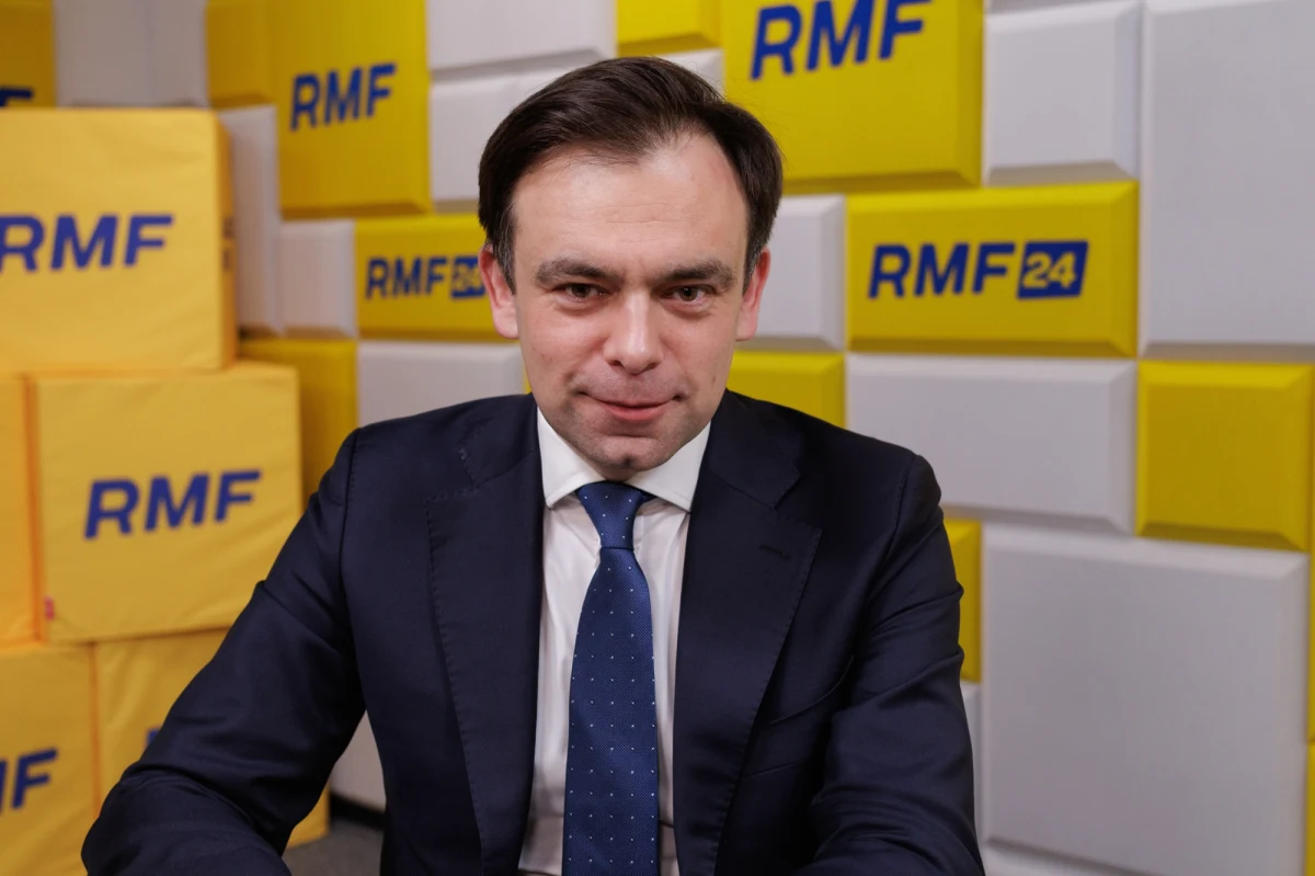 "Państwowa Komisja Wyborcza musi przesłać do mnie wyjaśnienia, ale czytelne, a nie trzy różne stanowiska wewnętrznie sprzeczne" – powiedział minister finansów Andrzej Domański w Popołudniowej rozmowie w RMF FM, pytany o to, kiedy zostaną wypłacone pieniądze na subwencję PiS. Polityk dodał, że największe autorytety prawne, konstytucjonaliści, a także byli i obecni członkowie PKW zgłaszają wątpliwości, co do uchwały Komisji, wydanej 30 grudnia.