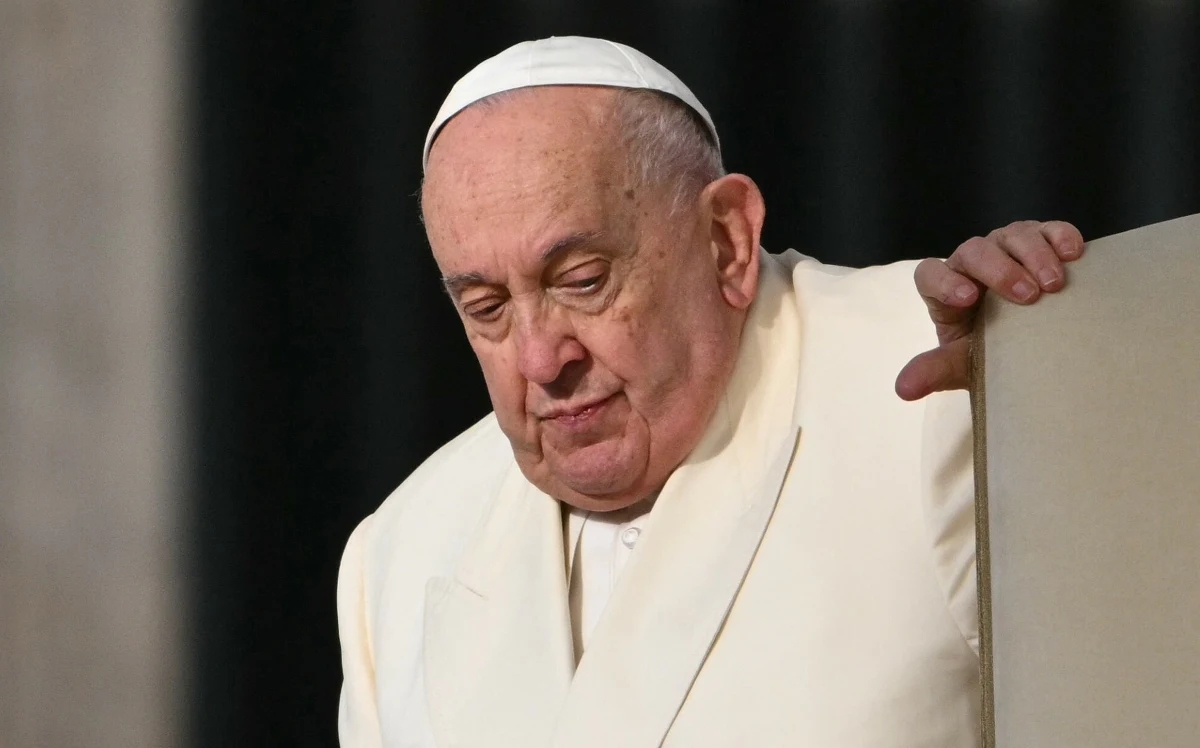 Papież Franciszek nie doświadczył w środę niewydolności oddechowej, a jego stan jest stabilny - poinformowano w środę w wieczornym biuletynie medycznym. Dzień biskupa Rzymu minął na odpoczynku, pracy i terapii, w tym na ćwiczeniach oddechowych.