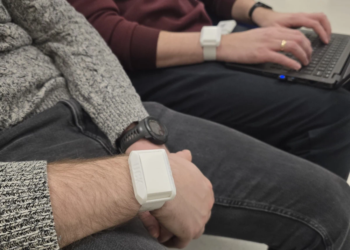 W Uniwersyteckim Centrum Klinicznym w Gdańsku trwają testy nowatorskiego urządzenia, które ma na celu zwiększenie bezpieczeństwa pacjentów. Opaska, przypominająca rozmiarami smartwatch, będzie monitorować parametry życiowe pacjentów oraz umożliwiać ich lokalizację w obrębie Klinicznego Oddziału Ratunkowego. Pierwsi pacjenci dostaną je w najbliższych dniach.