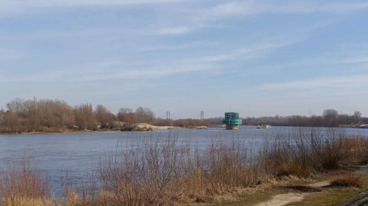 "Nigdy jeszcze w grudniu, styczniu, lutym, marcu nie widzieliśmy aż tak niskiej wody w Wiśle" – mówią osoby pracujące nad tą rzeką. I chociaż 71 cm, jakie dziś widzimy na wodowskazie na bulwarach w Warszawie to nie smutny rekord, sytuacja jest poważna. 