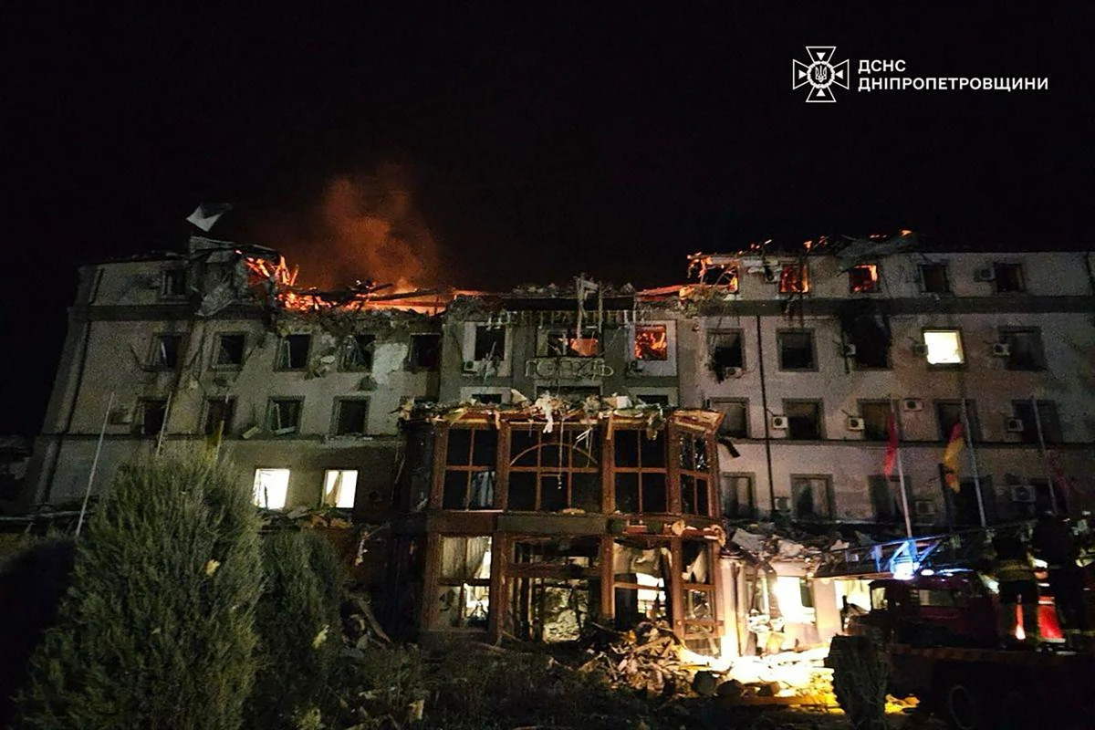 Dwie osoby nie żyją, a 29 zostało rannych, w tym 20 ciężko po rosyjskim, rakietowym uderzeniu w hotel w miejscowości Krzywy Róg w środkowo-wschodniej Ukrainie. 14 osób zdołano uratować. 