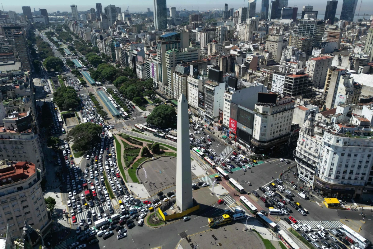 Blackout w aglomeracji Buenos Aires, stolicy Argentyny. Przerwy w dostawach prądu dotknęły w sumie ponad 600 tys. odbiorców, w tym pałac prezydencki. W Buenos Aires aktualnie panuje upał, a temperatura odczuwalna przekracza 44 stopnie Celsjusza. 