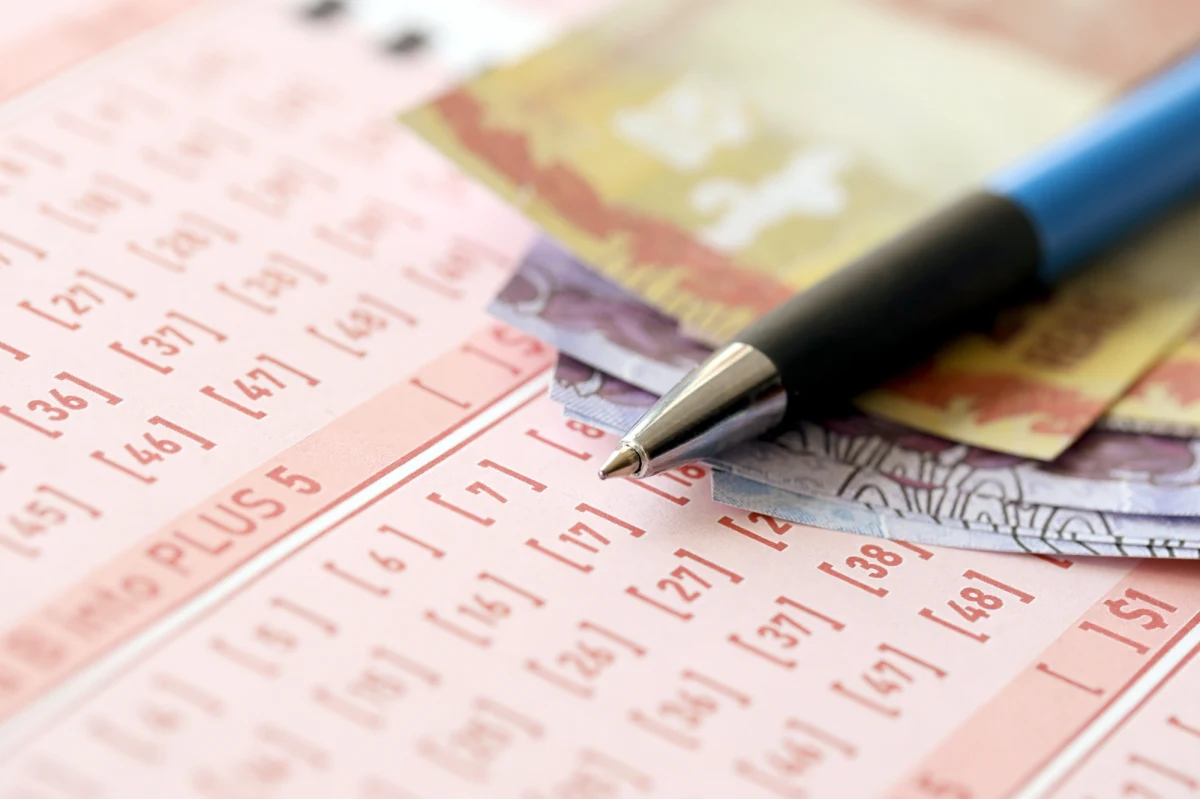 Trzech studentów matematyki i fizyki z południa Włoch wygrało około 50 tysięcy euro dzięki sztucznej inteligencji, która analizuje prawdopodobieństwo wylosowania konkretnych liczb. "Posłuchali mojej rady i połączyli ją z ich wiedzą" - powiedział właściciel kolektury, gdzie padła wygrana.