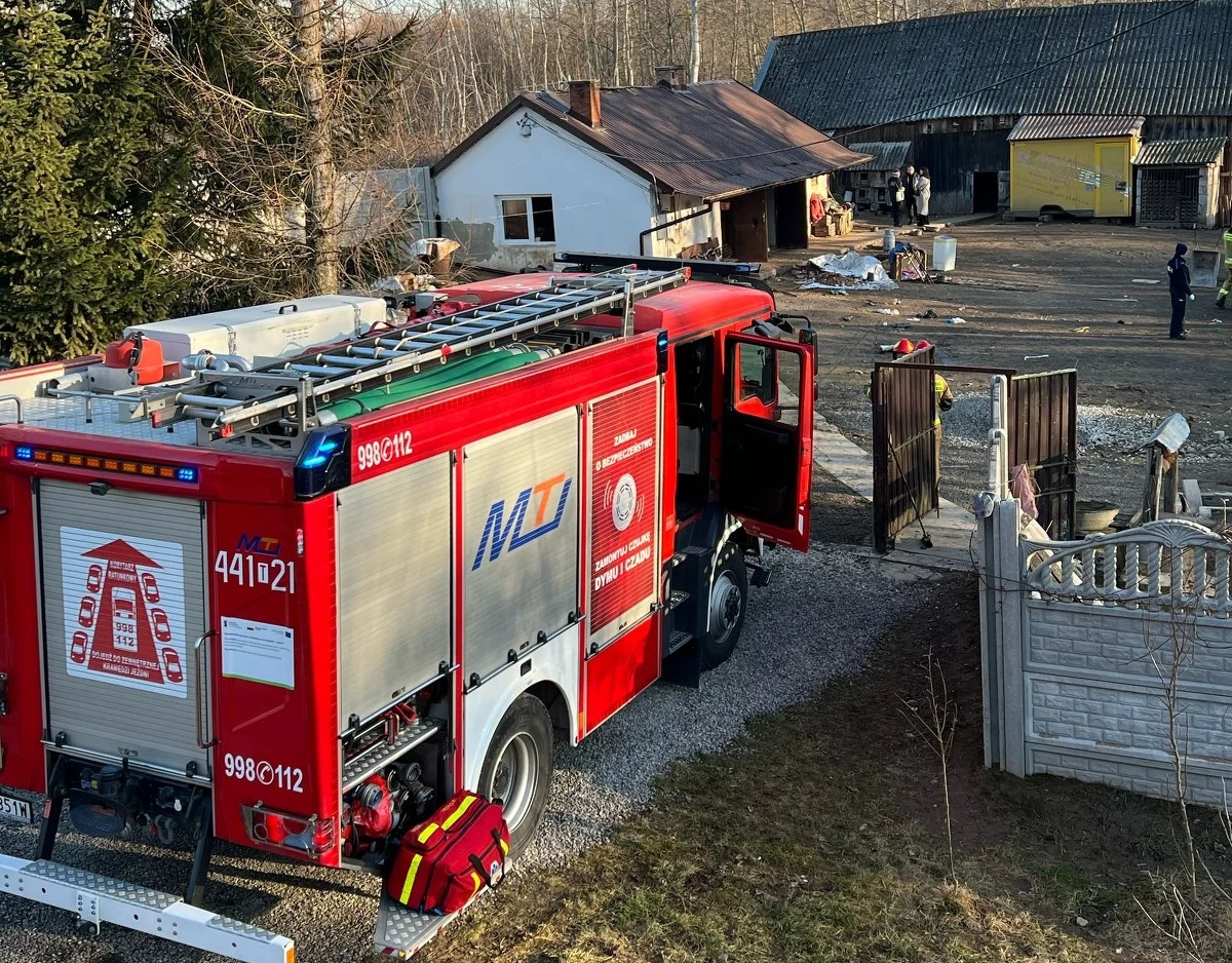 Tragiczny poranek w Zochcinie (Świętokrzyskie). W domu jednorodzinnym doszło do wybuchu butli z gazem. Dwie osoby zostały ranne.
