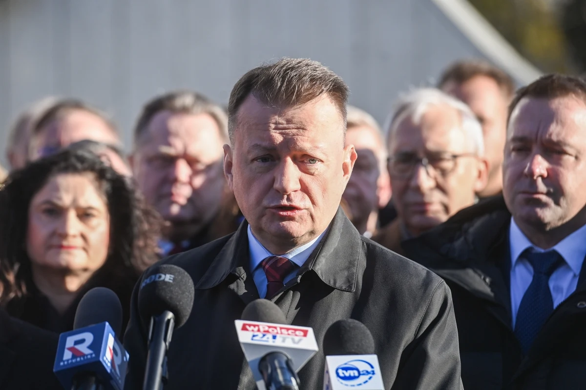 Media zostały wyproszone z Sejmu, wszelkie osoby postronne dostały zakaz wstępu. Drzwi zostały zaplombowane, a strażnicy jeszcze mocniej strzegli każdego wejścia. Po godzinie 9 Sejm wznowił obrady. Izba zdecydowała o ich utajnieniu na czas rozpatrzenia wniosku o uchylenie immunitetu byłemu szefowi MON, posłowi PiS Mariuszowi Błaszczakowi. 