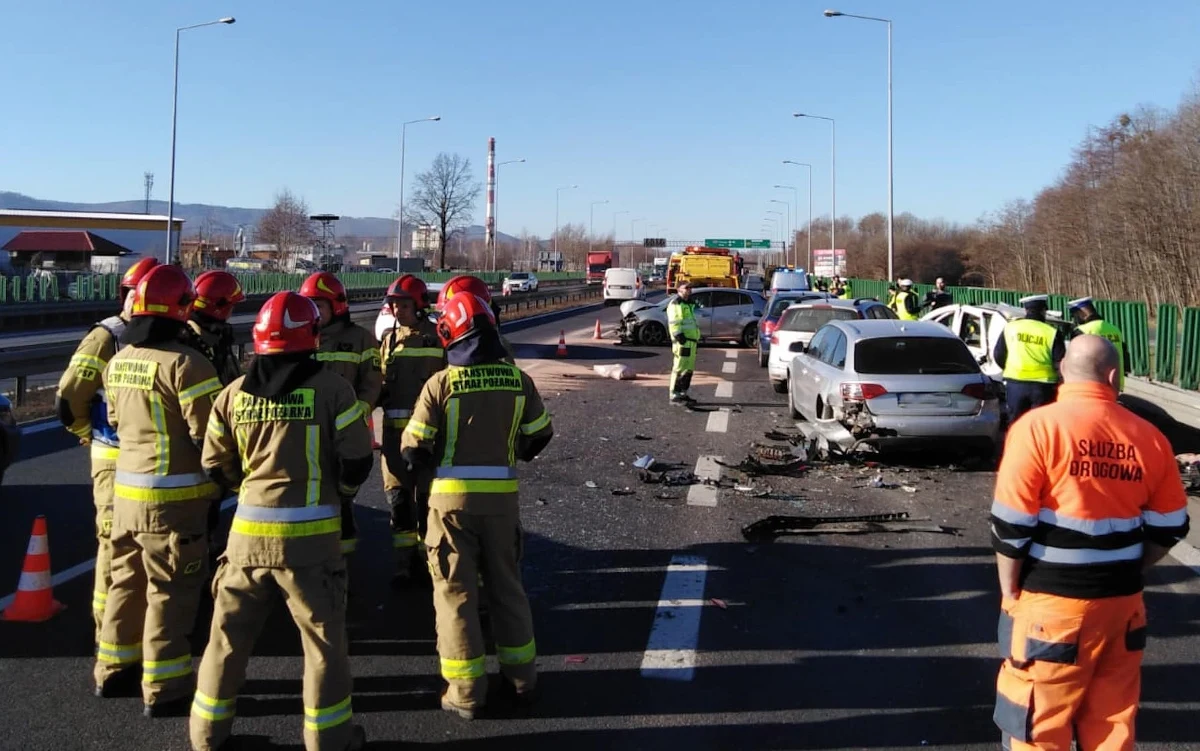 Sześć samochodów zderzyło się w czwartek rano na drodze S52 w Bielsku-Białej w kierunku Cieszyna. Trzy osoby trafiły do szpitala.