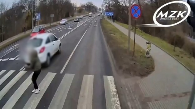 Niedawno publikowaliśmy ku przestrodze film z kamer autobusu komunikacji miejskiej, dokumentujący wykroczenie, jakiego wobec pieszego dopuścił się kierujący, a już mamy kolejne nagranie. Tym razem kierująca oplem o mało nie potrąciła pieszej na przejściu. Ze swoje zachowanie będzie tłumaczyć się przed sądem. Policjanci zatrzymali kierującej prawo jazdy.