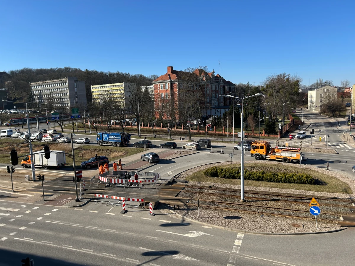 W centrum Gdańska, w rejonie przejazdu przez torowisko tramwajowe, na skrzyżowaniu ulic 3 Maja oraz Rogaczewskiego, powstało zapadlisko. W związku z tym przejazd został całkowicie zamknięty dla ruchu - poinformował Gdański Zarząd Dróg i Zieleni. Według nieoficjalnych informacji naprawa może potrwać nawet miesiąc.