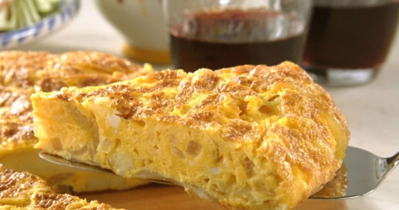 Omlet bez mąki z warzywami. Lekkie śniadanie bogate w białko