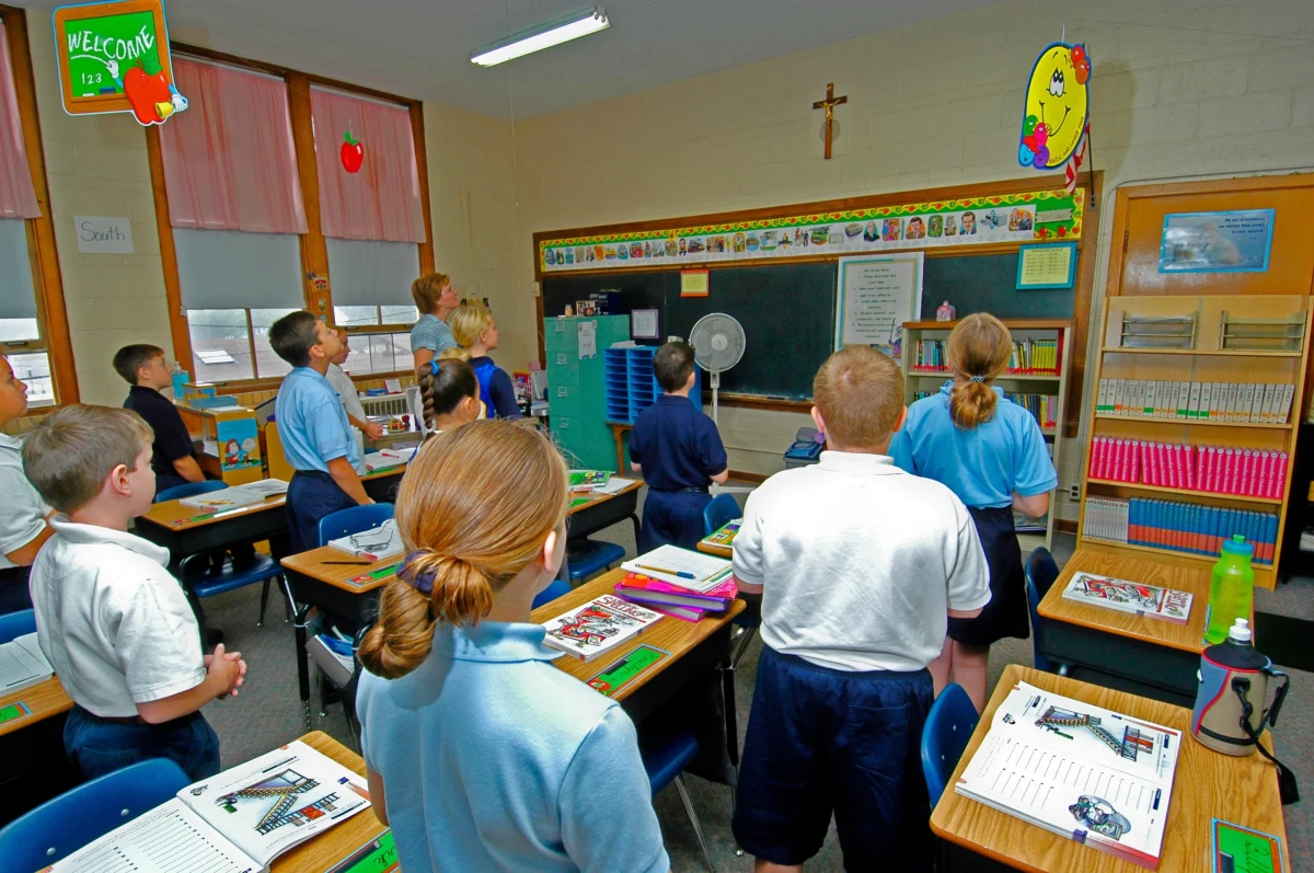 Stowarzyszenie Katechetów Świeckich chce, by lekcje religii i etyki w przedszkolach i szkołach w Polsce były obowiązkowe i by regulowały to ustawy. Jest już gotowy obywatelski projekt w tej sprawie. "Jesteśmy przeciwni, jesteśmy zwolennikami prawa rodziców do wyboru" - komentuje pomysł wiceminister edukacji Katarzyna Lubnauer.