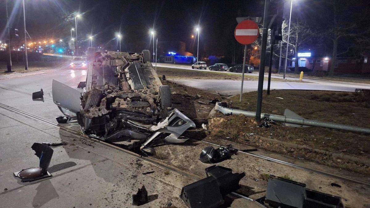 Krakowska policja szuka kierowcy mazdy, która w nocy dachowała przy ul. Jancarza. Pierwszą informację o kolizji otrzymaliśmy na Gorącą Linię RMF FM. 