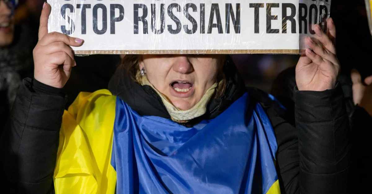 Administracja USA planuje cofnąć status uchodźcy 240 tys. Ukraińców, którzy uciekli przed wojną do Stanów Zjednoczonych - dowiedziała się agencja Reutera. To oznacza prawdopodobną deportację blisko ćwierci miliona osób, odwrócenie o 180 stopni amerykańskiej polityki Joe Bidena i kontynuację szerszych działań administracji Donalda Trumpa, który po kłótni z Wołodymyrem Zełenskim w ubiegłym tygodniu chce pokazać, że "posiada w ręku wszystkie karty".