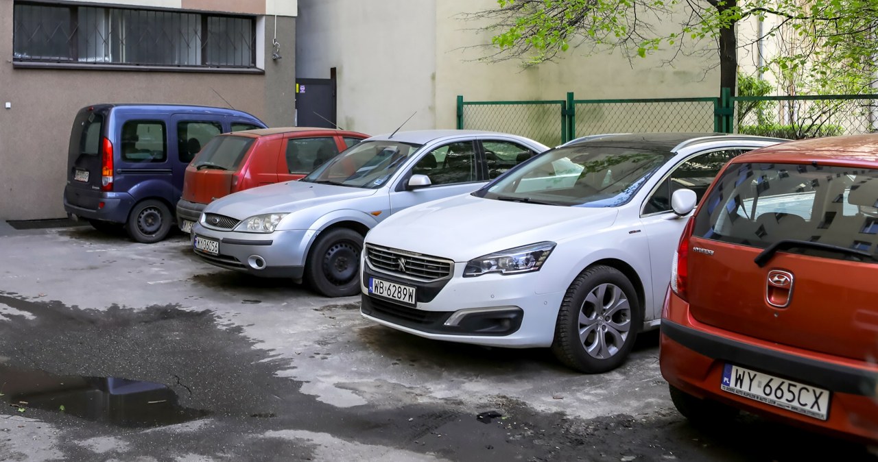 Parkowanie tyłem do budynku. Czy naprawdę grozi za to mandat?