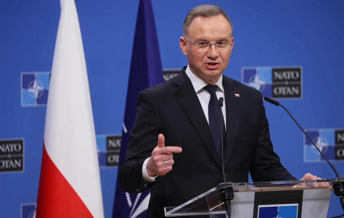 Prezydent Andrzej Duda przyznał, że odstraszanie jest potrzebne, aby Władimir Putin nie zaatakował po raz kolejny. Szef państwa polskiego poinformował, że z tego powodu złożył na ręce sekretarza generalnego NATO Marka Ruttego pisemny wniosek o postawienie na najbliższym szczycie w Hadze sprawy natychmiastowego zwiększenia wydatków krajów Sojuszu Północnoatlantyckiego na obronność do 3 proc. PKB.