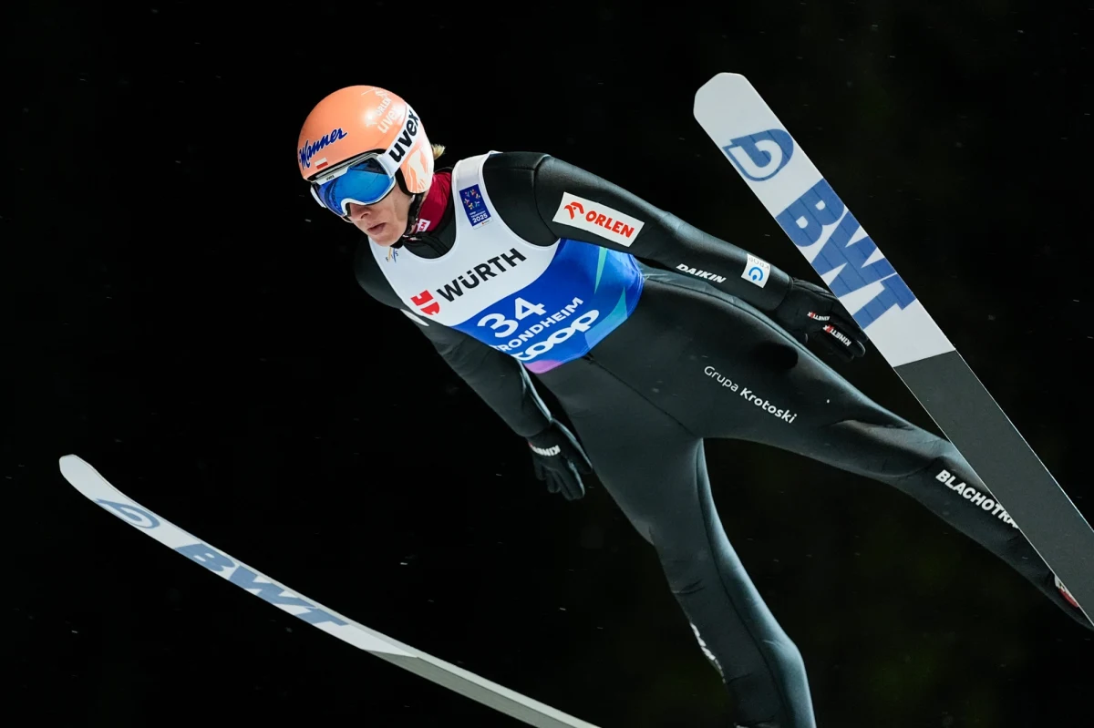 Polacy w składzie: Aleksander Zniszczoł, Jakub Wolny, Paweł Wąsek i Dawid Kubacki zajęli szóste miejsce w konkursie drużynowym skoków mistrzostw świata w narciarstwie klasycznym w Trondheim. Triumfowali Słoweńcy przed Austriakami i Norwegami.