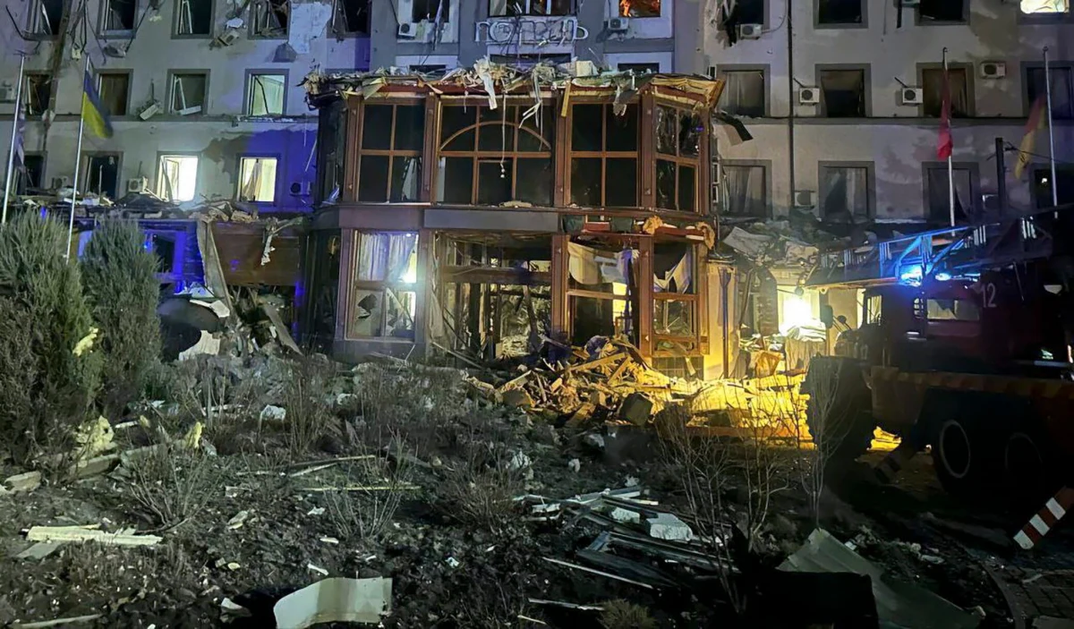 "Nie wiem, jak to przeżyliśmy, uratowaliśmy się z gruzów" - powiedział w rozmowie z Polską Agencją Prasową polski wolontariusz z Wielkiej Brytanii Karol Świacki. Mężczyzna przeżył środowy atak rakietowy sił rosyjskich na hotel w Krzywym Rogu, w którym zginęły 4 osoby, a 32 zostały ranne.