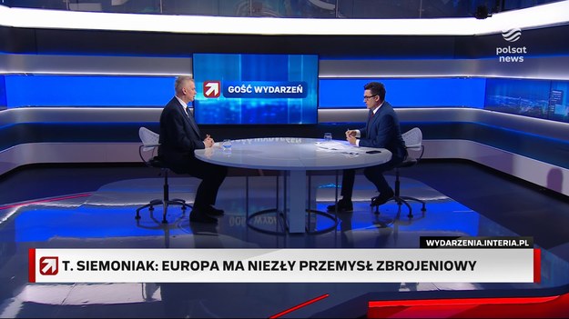 - Poprzednicy dużo mówili o tym, a niewiele zrobili i tu trzeba odrabiać stracony czas i rzeczywiście to jest jeden z priorytetów. Polska Grupa Zbrojeniowa i prywatne firmy są zainteresowane, są środki. Minister obrony narodowej bardzo naciska, żeby to się działo – powiedział w ''Gościu Wydarzeń'' Tomasz Siemoniak. Odniósł się także do propozycji Francji ws. europejskiego parasola nuklearnego. - To ważna deklaracja, natomiast zwracam uwagę, że wszyscy jesteśmy w NATO i potencjał jądrowy trzech państw - USA, Francji i Wlk. Brytanii - jest potencjałem NATO - wskazał, zaznaczając, że w tej kwestii nic się nie zmieniło i nie ma mowy o zastępowaniu roli USA. W opinii "Gościa Wydarzeń" Stany Zjednoczone od lat patrzą na Pacyfik i Chiny i to nie powinno być dla nas zaskakujące. Jak dodał, to Europa musi dbać o to, by uwaga USA była także skupiona na naszym kontynencie i aby USA widziały w nas szansę na zwiększenie swojego potencjału. - To my u boku USA byliśmy w Iraku, w Afganistanie, Amerykanie byli i są w Kosowie obok polskich żołnierzy. (...) Uważam, że dla USA, nawet jeśli chcą patrzeć na Pacyfik, to dużo lepiej mieć bezpieczną, silną Europę, która jest partnerem Stanów Zjednoczonych, a nie rywalem. Myślę, że na koniec dnia takie myślenie zwycięży, bo jest po prostu w interesie i USA, i Europy - ocenił szef MSWiA.