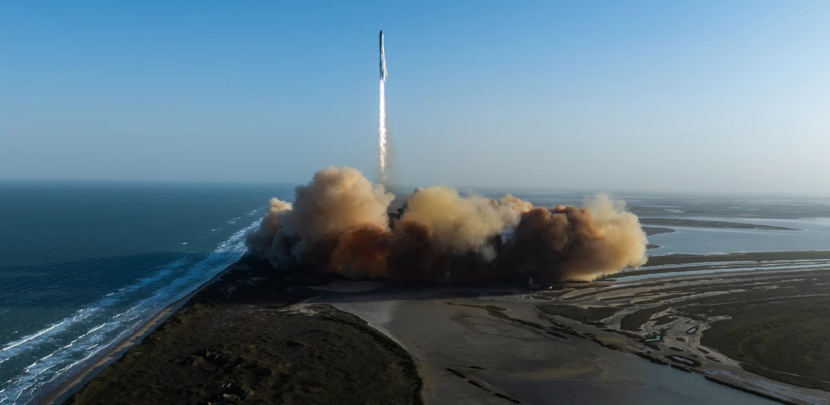 Dreamliner LOT-u, lecący na Dominikanę, był wśród samolotów, które musiały krążyć w powietrzu po eksplozji statku kosmicznego Starship firmy SpaceX - mówił RMF FM popularyzator astronomii Karol Wójcicki. Pasażerowie tego i innych samolotów znajdujących się w pobliżu mogli przez okna widzieć efektowny deszcz spadających odłamków. 