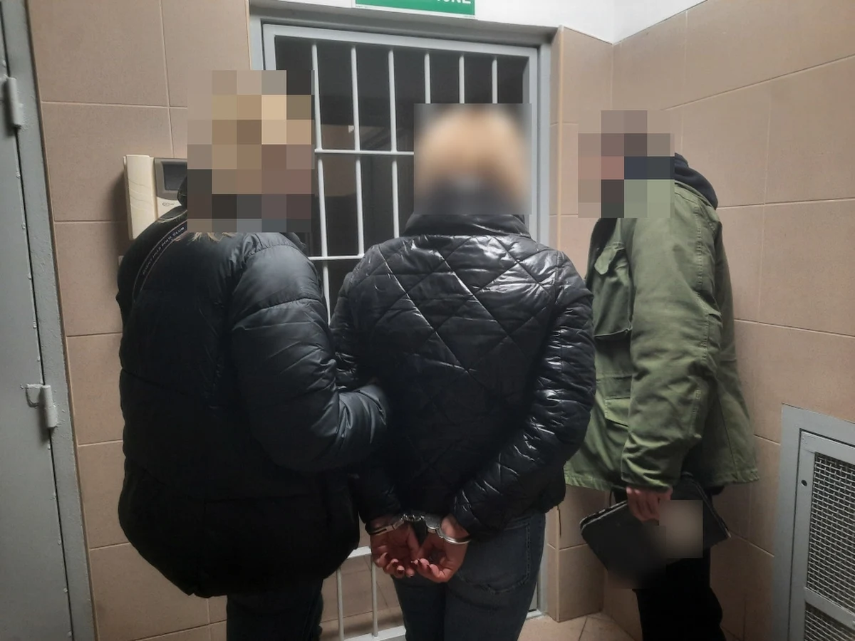 41-letnia kobieta z warszawskiej Woli groziła sąsiadkom, że je zabije. W ręku miała maczetę. Jedną kobietę zraniła, drugą uderzyła ręką w twarz. Okazało się, że w organizmie miała prawie trzy promile alkoholu. Teraz grożą jej trzy lata więzienia.