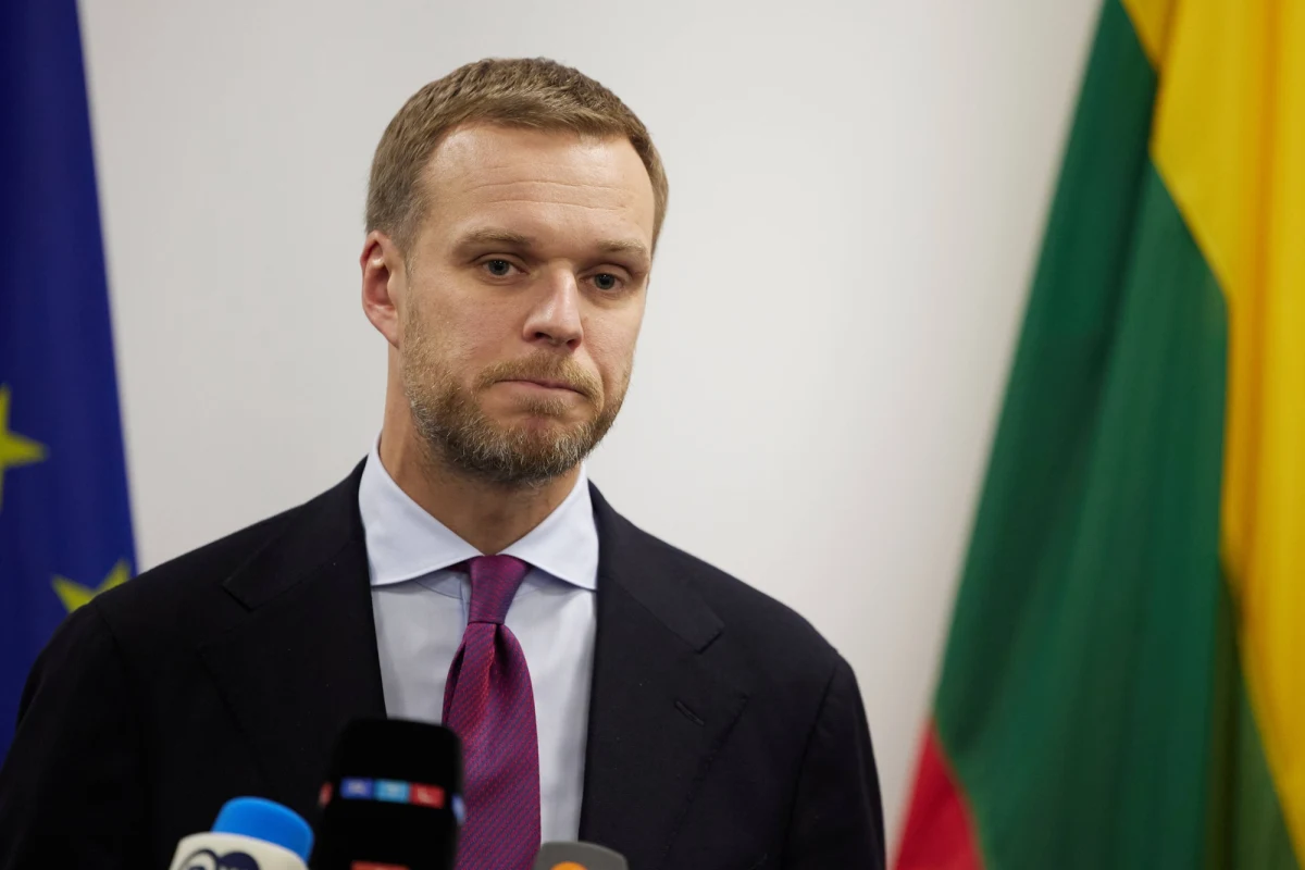 Gabrielius Landsbergis, były minister spraw zagranicznych Litwy, odnosząc się do historycznego paktu Ribbentrop-Mołotow z 1939 roku, zasugerował, że obecnie możemy być świadkami podobnego, choć nieoficjalnego porozumienia między Donaldem Trumpem a Władimirem Putinem.