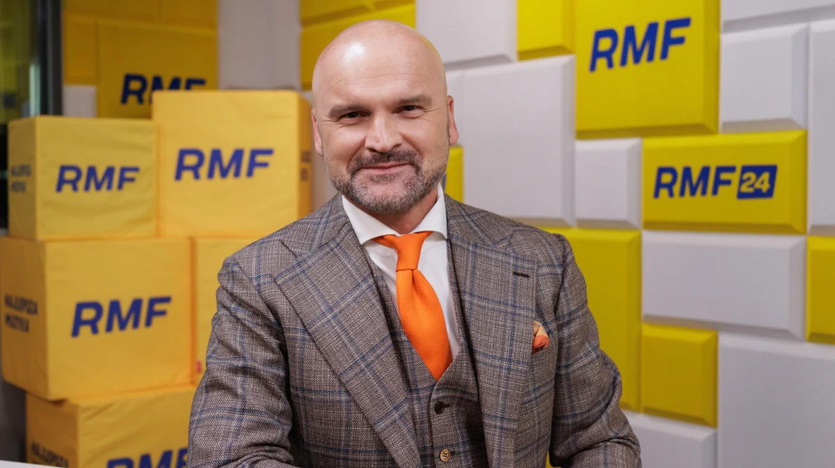 "Jeżeli 800 plus jest elementem, który pozwala wyrównać szanse społeczne, powinien być ograniczony tam, gdzie niepotrzebne jest ich wyrównywanie. Ja nie pobieram 800 plus na żadne z moich dzieci, bo jestem patriotą, uważam, że nie należy mi się" - mówił w Porannej rozmowie w RMF FM Rafał Brzoska - prezes InPostu i szef zespołu ds. deregulacji. "Uważam, że wszyscy, którzy chcą pracować, mieć dzieci i nie stać ich na to, żeby np. edukować dzieci na odpowiednim poziomie, powinni mieć wsparcie państwa. Wsparcie państwa powinno być wyłączane tam, gdzie dochody są wystarczająco duże, by każdy mógł sam zadbać o to, by jego dzieci mogły być wykształcone" - dodał. Podkreślił też, że "krytetium dochodowe w tego typu programach jest kluczowe".