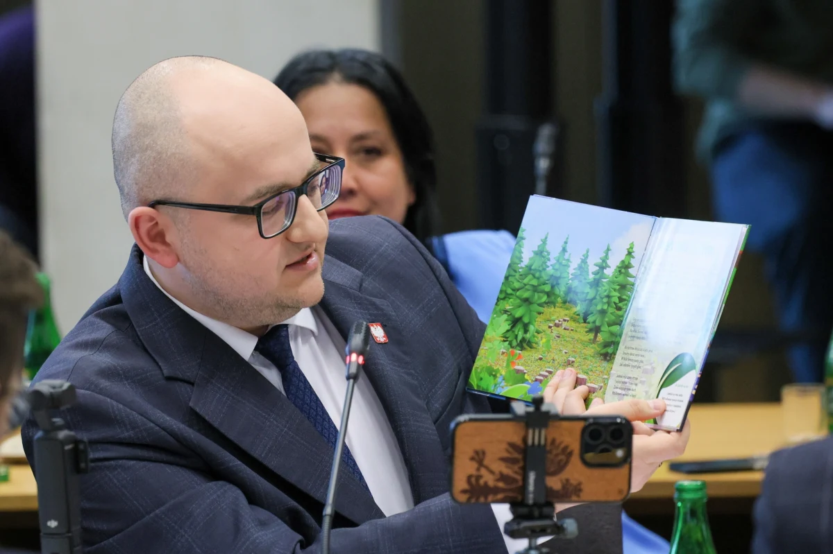 Poseł PiS Dariusz Matecki zatrzymany przez służby. Doszło do tego w centrum miasta przy dworcu kolejowym Warszawa Główna. Polityk jeszcze dzisiaj zostanie przewieziony do prokuratury na przesłuchanie.