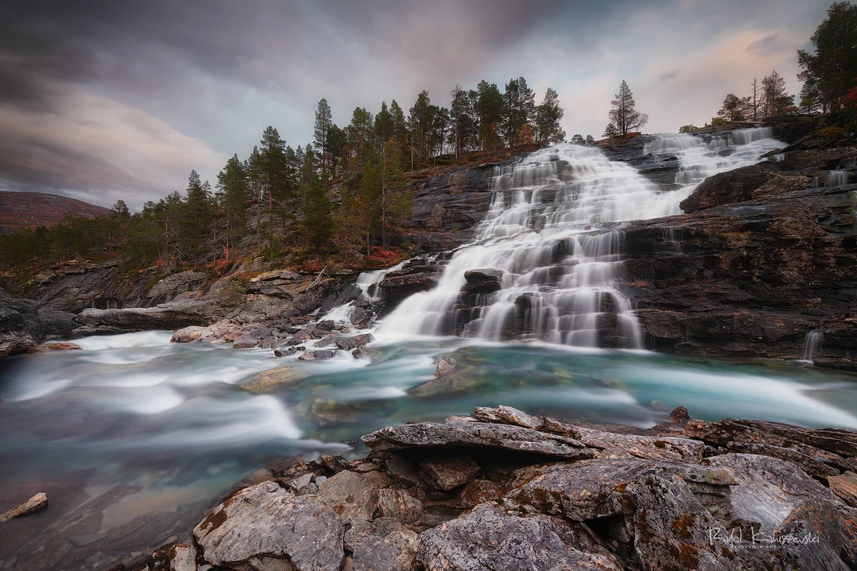 "W fotografii krajobrazowej im bardziej zmienne warunki pogodowe, tym ciekawsze zdjęcia” - mówi w rozmowie z Patrykiem Serwańskim Rafał Kaniszewski. Polski fotograf pracuje w Norwegii i specjalizuje się właśnie w fotografii krajobrazu. Kaniszewski opowiedział RMF FM o urokach Norwegii, plenerowych wyprawach i o cechach, które musi mieć dobry fotograf krajobrazu. 