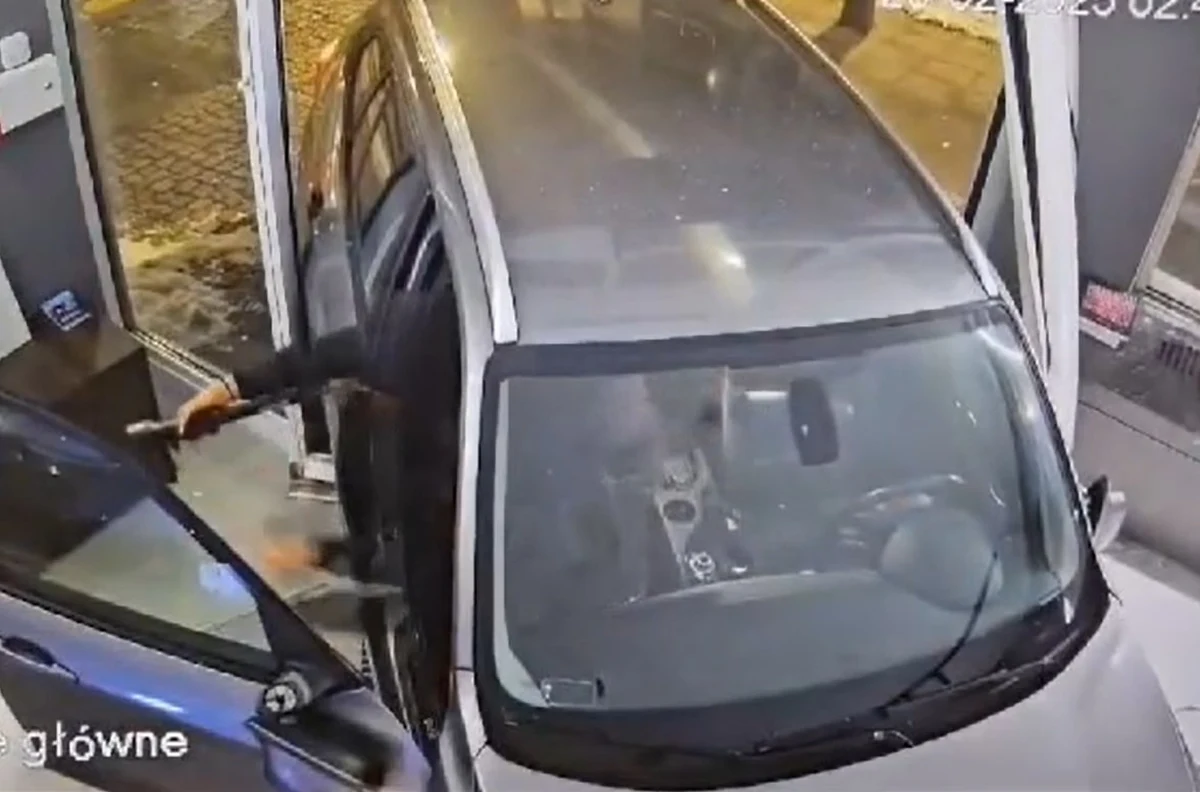 Policjanci zatrzymali dwóch mężczyzn, którzy 20 lutego rozpędzonym bmw wjechali do salonu jubilerskiego w Poznaniu. Mężczyźni po sforsowaniu drzwi wejściowych zrabowali złotą biżuterię. Podejrzani są mieszkańcami woj. lubuskiego. Prawdopodobnie jeden z nich ma związek z identycznym włamaniem we Wrocławiu.