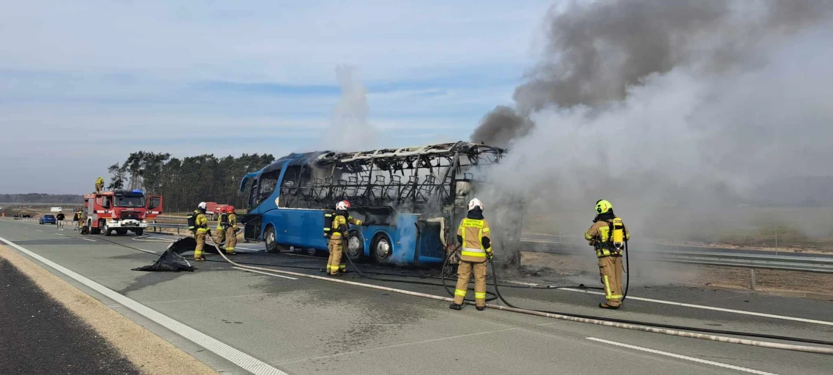 Pożar autokaru turystycznego na autostradzie A2 w pobliżu węzła Siedlce Zachód w woj. mazowieckim. W środku jechało 43 uczniów i pięcioro dorosłych. Nikomu nic się nie stało.
