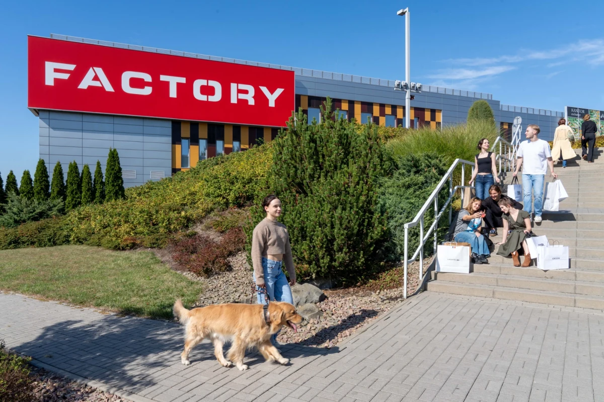FACTORY Kraków i Futura Park zyskały szybki dojazd dzięki powstającej północnej obwodnicy Krakowa. Sprawne połączenie drogowe daje możliwość jeszcze lepszego dotarcia do największego outletu w południowej Polsce i popularnego parku handlowego nie tylko krakowianom, ale też mieszkańcom mniejszych miejscowości regionu i turystom. W ubiegłym roku oba centra odwiedziło łącznie blisko 7 mln klientów, w tym również mieszkańcy innych państw europejskich i kontynentów. Wiosną w outlecie FACTORY zaplanowano otwarcie trzech nowych salonów marek premium. 