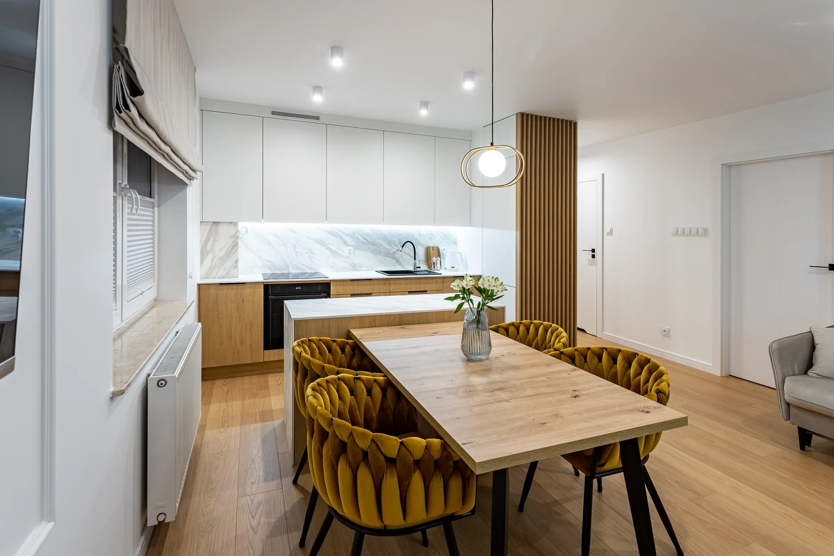 Projektowanie kuchni to sztuka równowagi między praktycznością a designem. To przestrzeń, w której nie tylko przygotowuje się posiłki, ale również dba o ergonomię, trwałość oraz styl. Kluczowym elementem są odpowiednie fronty meblowe na wymiar, które nadają wnętrzu charakter i decydują o jego trwałości. Właśnie w tym miejscu pojawia się StylFront - producent z Elbląga, który od lat dostarcza wysokiej jakości fronty meblowe, łącząc nowoczesne technologie z rzemieślniczą precyzją.