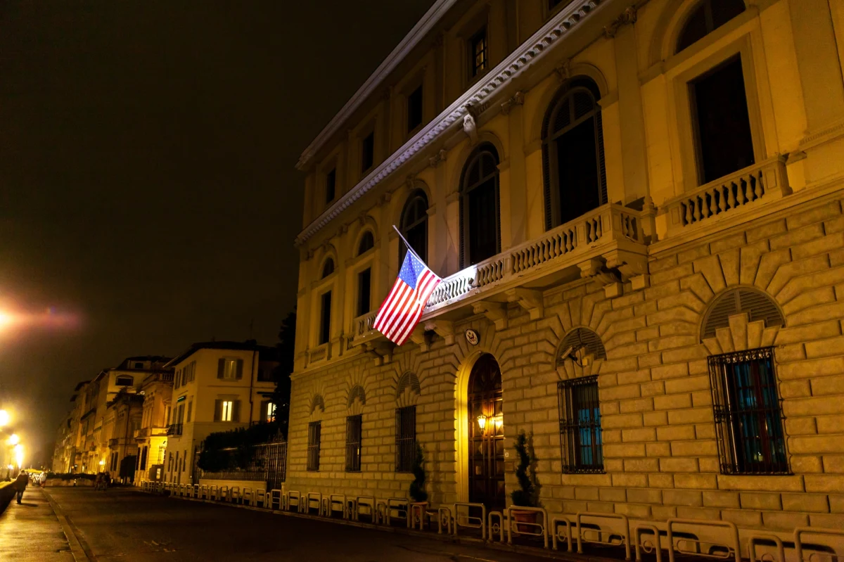 Departament Stanu USA planuje zamknąć ponad 10 amerykańskich konsulatów, między innymi w Hamburgu, Strasburgu i Florencji. Jak informuje Reuters, powołując się na urzędników, większość placówek dyplomatycznych, które mogą przestać działać, znajduje się w Europie Zachodniej.
